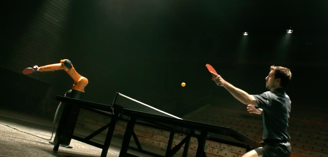 「ロボット対人間」卓球対決